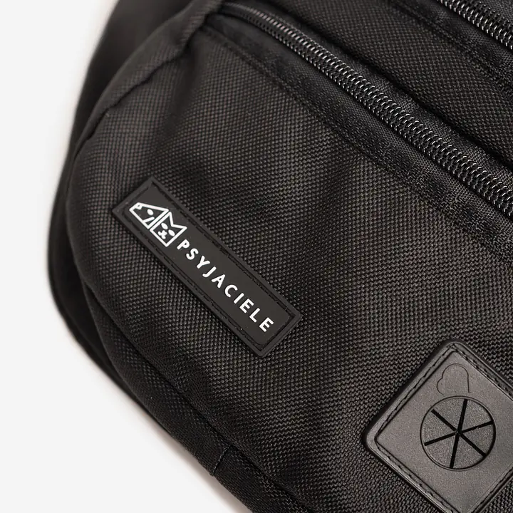 Czarna nerka spacerowa "Pies z głową w dół" - Master