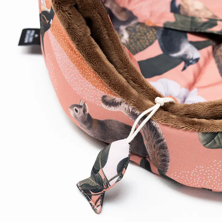 2-in-1 House and sofa for your dog or cat - pattern: Play with my nuts, Size: M