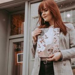 <p>Z wykształcenia grafik warsztatowy z&nbsp;zamiłowania grafik komputerowy, ilustratorka i&nbsp;projektantka. Pracuje w&nbsp;agencji reklamowej, po pracy w&nbsp;wolnych chwilach tworzy plakaty -&nbsp;ilustracje botaniczne i&nbsp;kolaże oraz pr&oacute;bki tkanin. Inspiracje czerpie ze starych rycin, sztuki japońskiej i&nbsp;abstrakcyjnych kształt&oacute;w. Pasjonuje się designem (vintage i&nbsp;nie tylko) oraz wszystkim, co związane ze sztuką. Kocha kino, zwierzęta, spacery po mieście i&nbsp;biżuterię retro.</p>