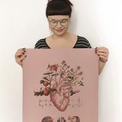 <p>Ilustratorka, która specjalizuje się w technice kolażu. Główną sferą jej zainteresowań jest człowiek oraz jego relacja z przestrzenią i samym sobą, a technika kolażu to idealne medium do powoływania nowych światów. Od ponad dwóch lat tworzy ilustracje dla prasy, między innymi takich wydawnictw jak „Kukbuk”, „Zwierciadło”, „Pani”, „Design Alive” czy "Wysokie Obcasy Extra". Ilustracje Oli zostały również wyróżnione prestiżowym znakiem jakości Must Have, przyznawanym przez Łódź Design Festival oraz Złotą Nagrodą KTR Klubu Twórców Reklamy w kategorii Ilustracja.</p>