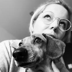 <p>Z wykształcenia graficzka, od kilku lat prowadzi własną działalność. Zajmuje się projektowaniem identyfikacji wizualnych, opakowań, wzor&oacute;w i ilustracją. Znana jest w wielkiej miłości do jamnik&oacute;w i innych niskopodłogowych ps&oacute;w, co chętnie pokazuje w swoich pracach. Obecnie mieszka na śląsku, projektuje razem ze swoim jamnikiem Helmutem a po godzinach jest mamą.&nbsp;</p>