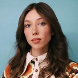 <p>Ada Zielińska &ndash; Zajmuje się szeroko pojętą grafiką i&nbsp;ilustracją. W&nbsp;swoich pracach łączy nowoczesność z&nbsp;nostalgią lat siedemdziesiątych i&nbsp;osiemdziesiątych. Wykładowczyni Akademii Sztuk Pięknych w&nbsp;Gdańsku. Nagrodzona m.in. złotą nagrodą KTR, laureatka Nagrody Miasta Gdańska dla Młodych Tw&oacute;rc&oacute;w w&nbsp;Dziedzinie Kultury 2021. Ma na koncie wsp&oacute;łpracę m.in. z&nbsp;takimi markami i&nbsp;instytucjami jak: Adobe, Netflix, Spotify, Levi's, Domestika, CD Projekt RED, &bdquo;Fast Company Magazine&rdquo;, &bdquo;New Scientist Magazine&rdquo;, Muzeum Narodowe w&nbsp;Gdańsku i&nbsp;inni</p>