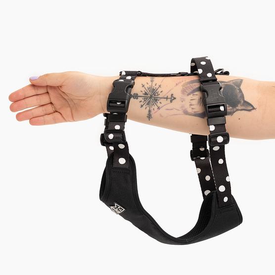 Stay-on pressure-free harness "Adopt the dot"