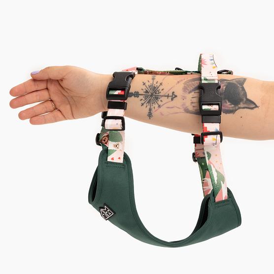 Stay-on pressure-free harness "No drama lama"