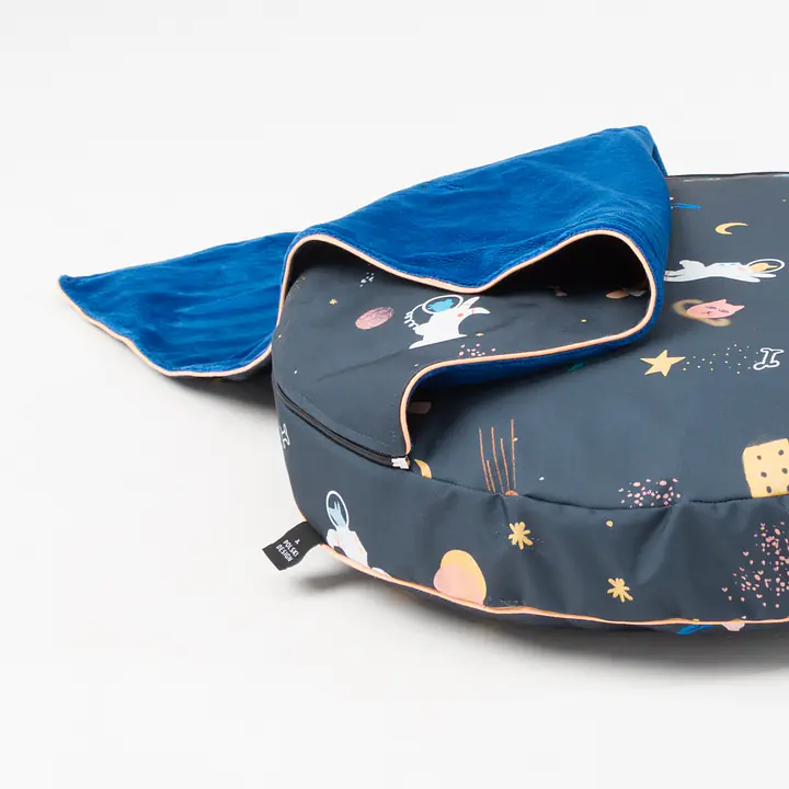 Legowisko okrągła poducha z kapturem dla psa lub kota  "I need space" - Master