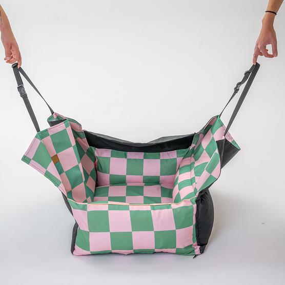 Fotelik do samochodu "Świat zza krat taki kolorowy"